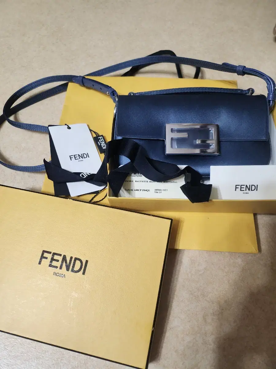 (정품 펜디 가방 S급) FENDI 바게트 폰 파우치 크로스백